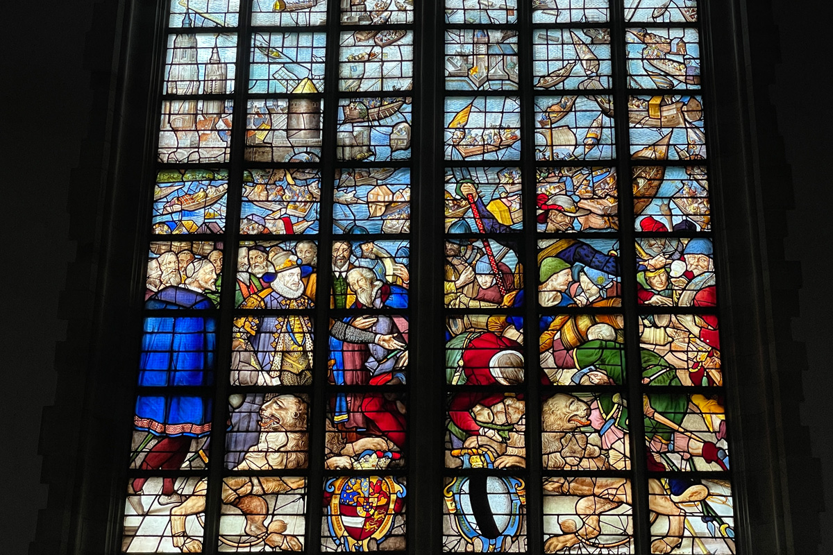 Vidrieras históricas de la Sint-Janskerk vistas desde el interior de la iglesia en Gouda.