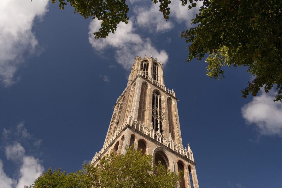 La Domtoren de Utrecht iluminada por el sol 