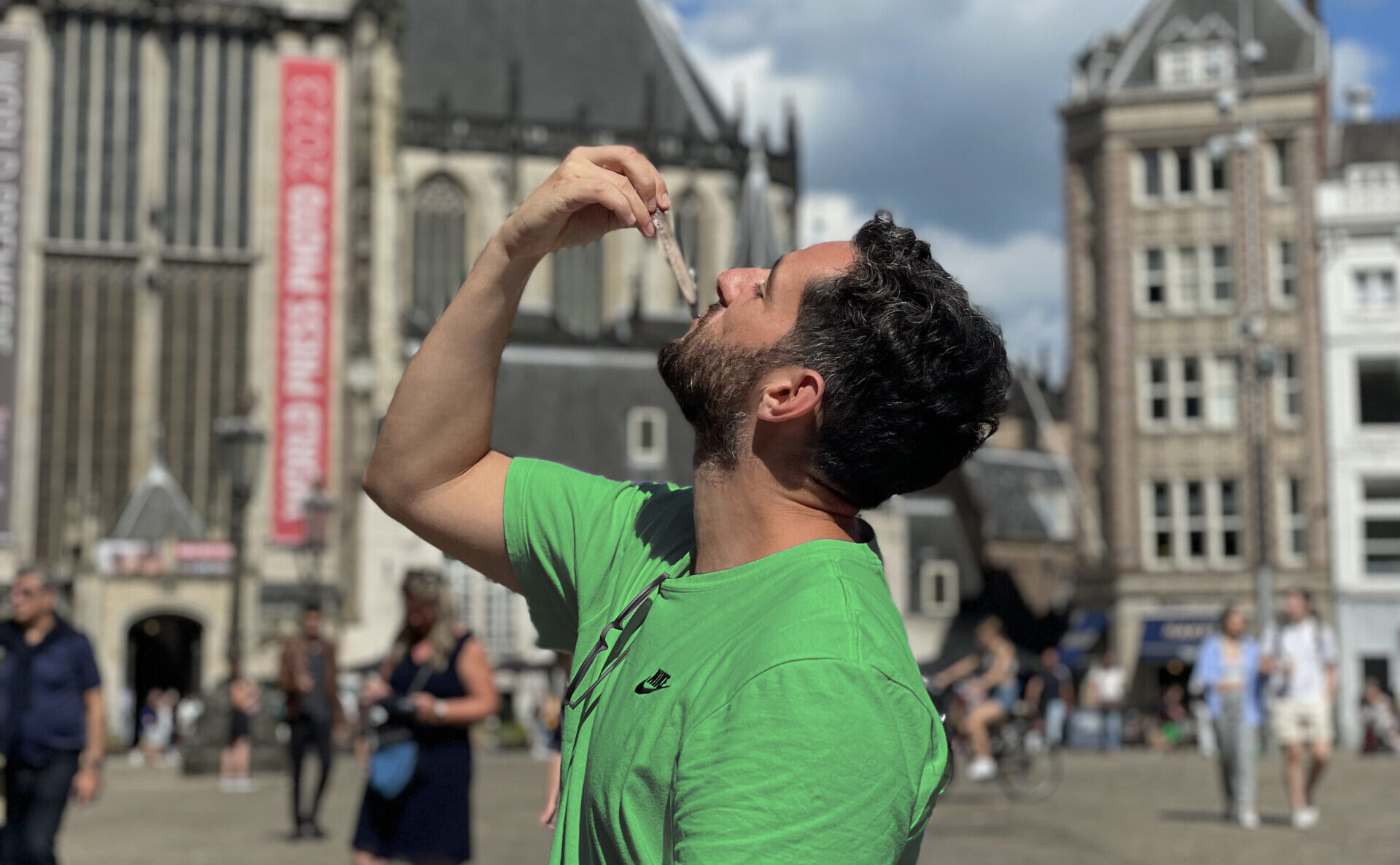 Guía de Camaleon Tours degustando un haring