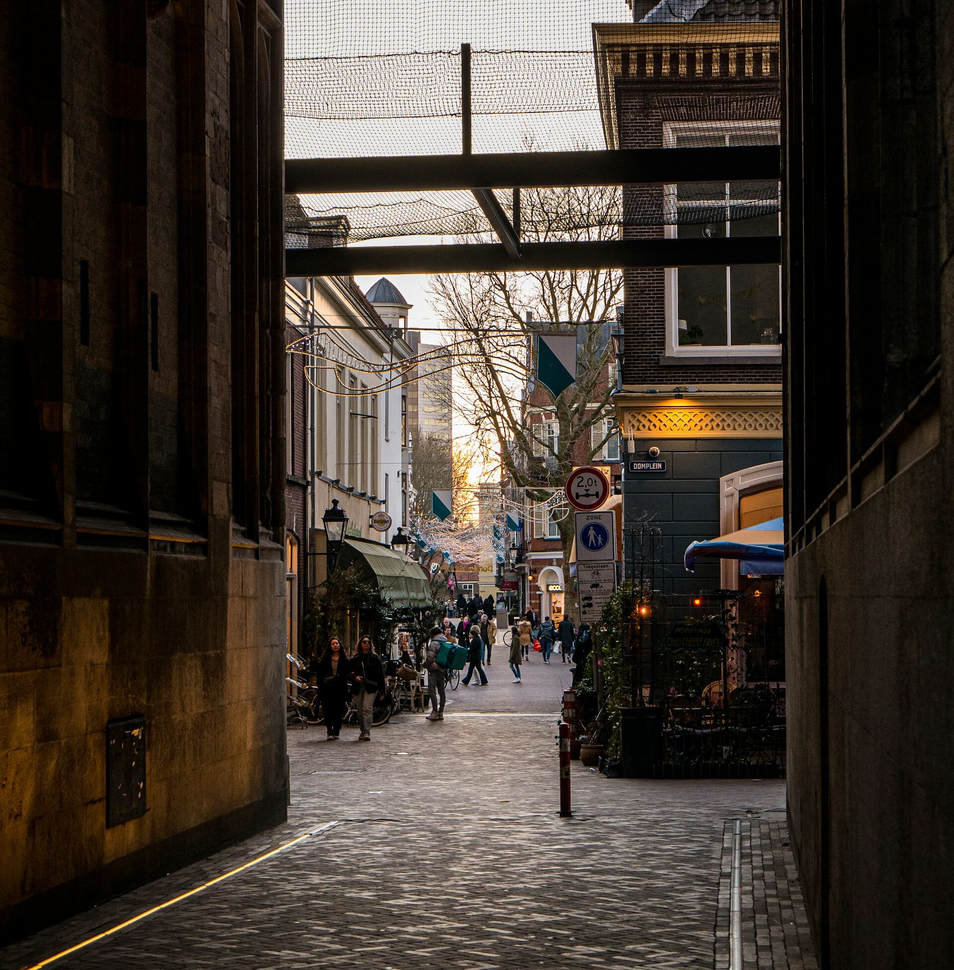 Calles históricas alrededor de Domplein en Utrecht con edificios tradicionales y ambiente tranquilo.