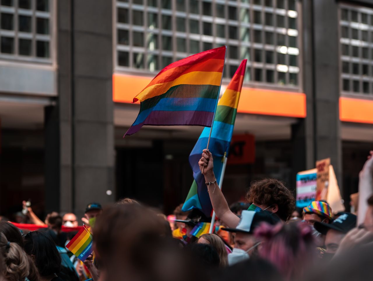 Participantes portando banderas arcoíris durante una marcha del Orgullo en las calles de Ámsterdam.