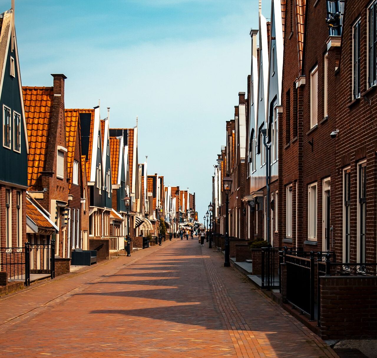 Calle del barrio Doolhof en Volendam con casas tradicionales a ambos lados y ambiente tranquilo.