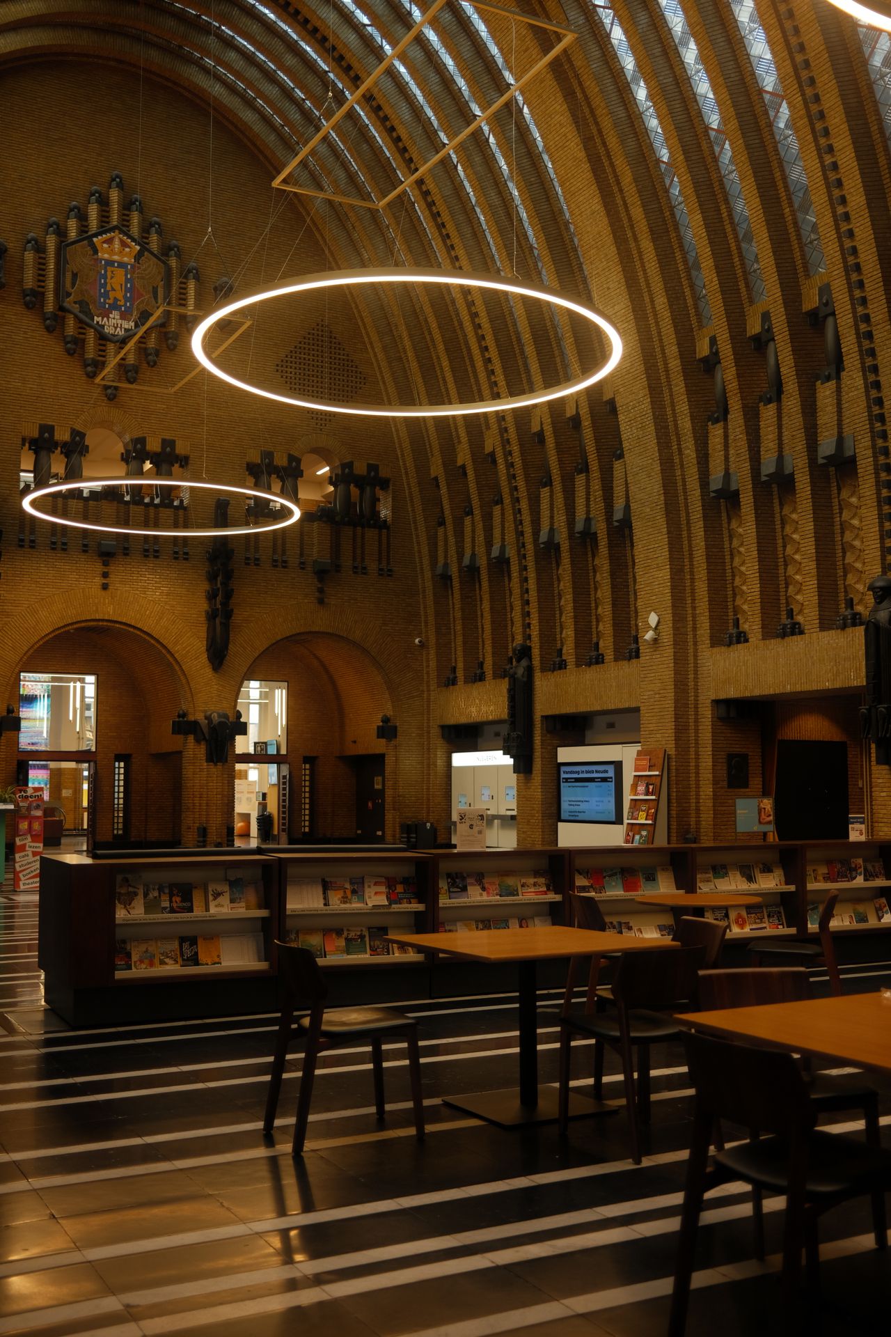Interior de la Biblioteca Neude de Utrecht con su arquitectura histórica, estanterías y espacios de lectura.