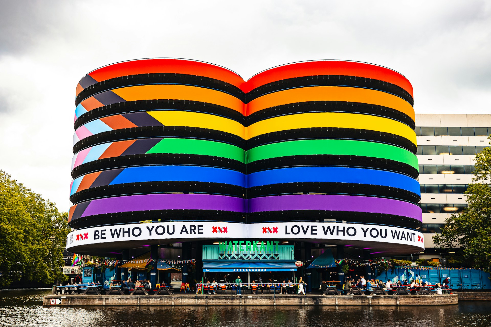 Edificio de Waterkant en Ámsterdam decorado con los colores de la bandera LGBTQIA+ durante las celebraciones del Orgullo.