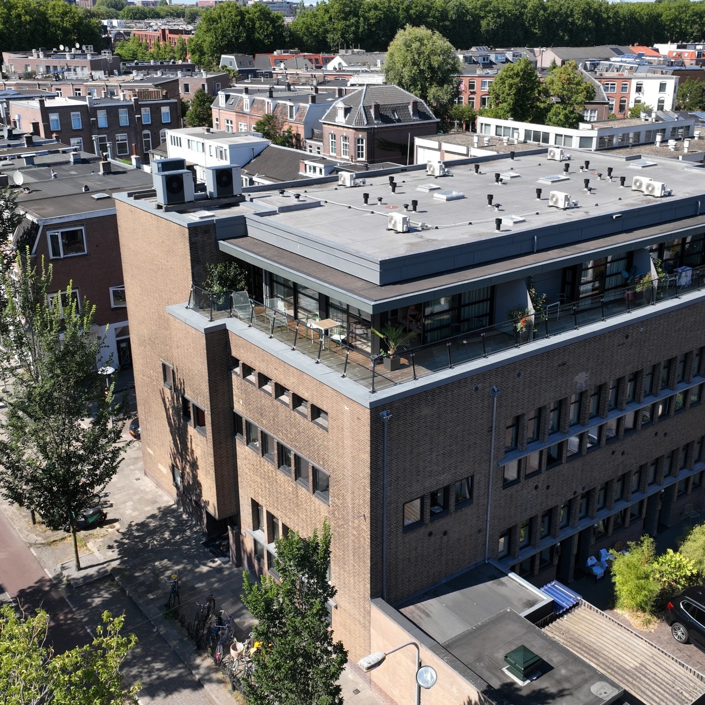 Vista aérea de The Anthony en Utrecht con su terraza rodeando el edificio histórico.