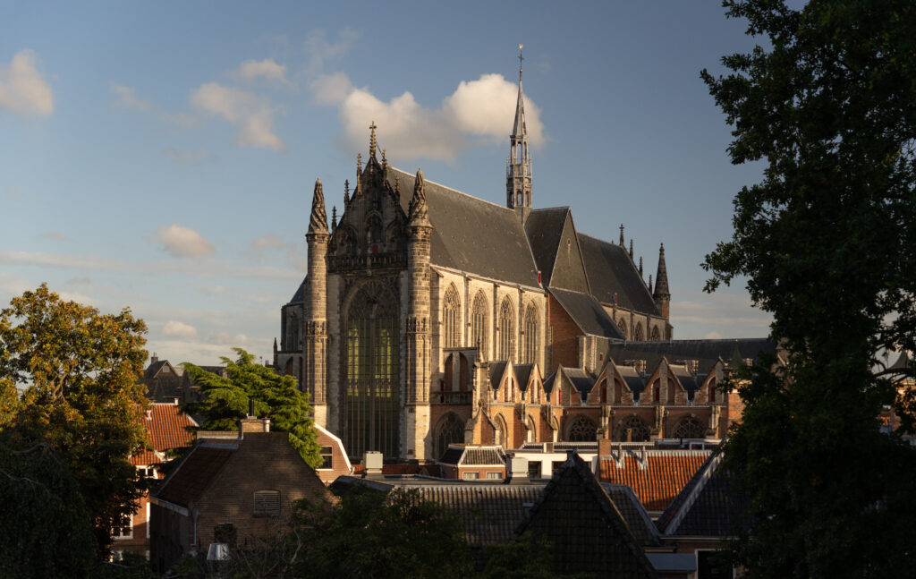 Hooglandse Kerk de Leiden vista desde el exterior, destacando su imponente arquitectura gótica en el centro histórico.