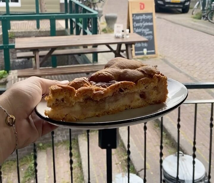 Porción de appeltaart servida en Café 't Sluisje, una cafetería tradicional del barrio de Nieuwendam en Ámsterdam Noord.