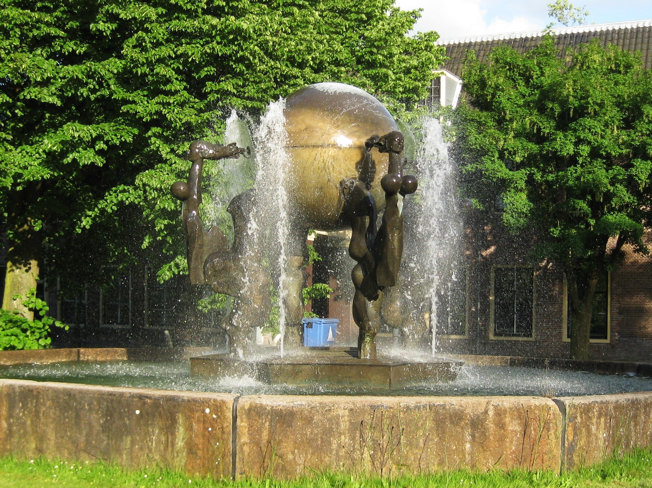 Fuente con figuras de proa de barcos en el antiguo Marineterrein de Ámsterdam, junto al agua.