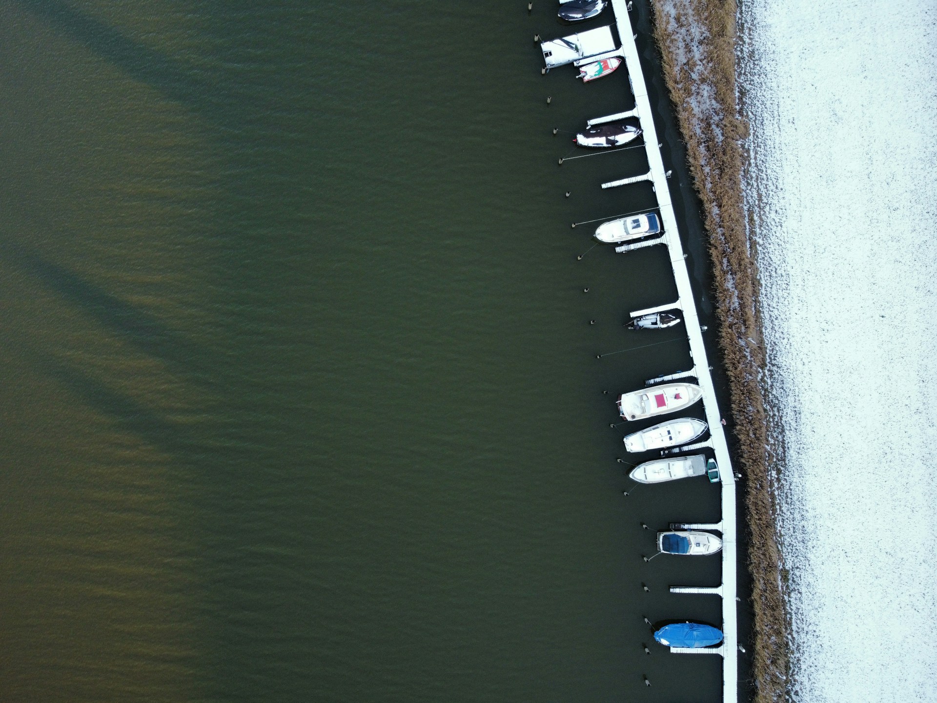 Vista aérea del puerto histórico de Gorinchem con barcos amarrados junto al casco antiguo y las antiguas fortificaciones.