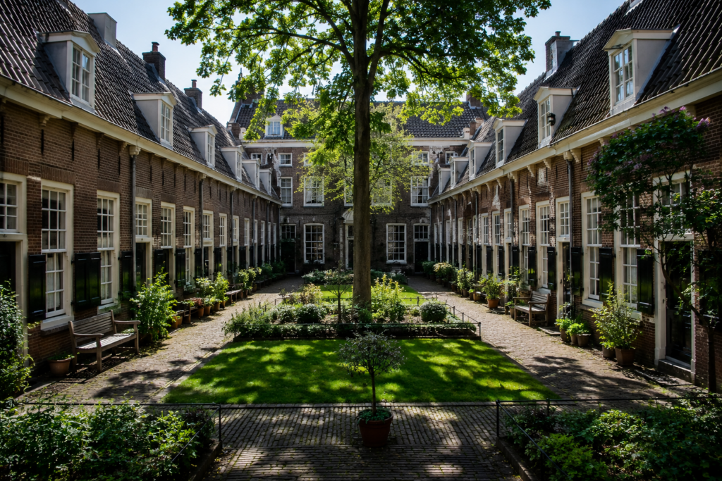 Patio ajardinado del Karthuizerhof, uno de los hofjes históricos más tranquilos de Ámsterdam.