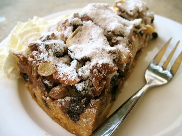 Porción de appeltaart de Patisserie Kuyt servida con nata montada y espolvoreada con azúcar glas en Ámsterdam.