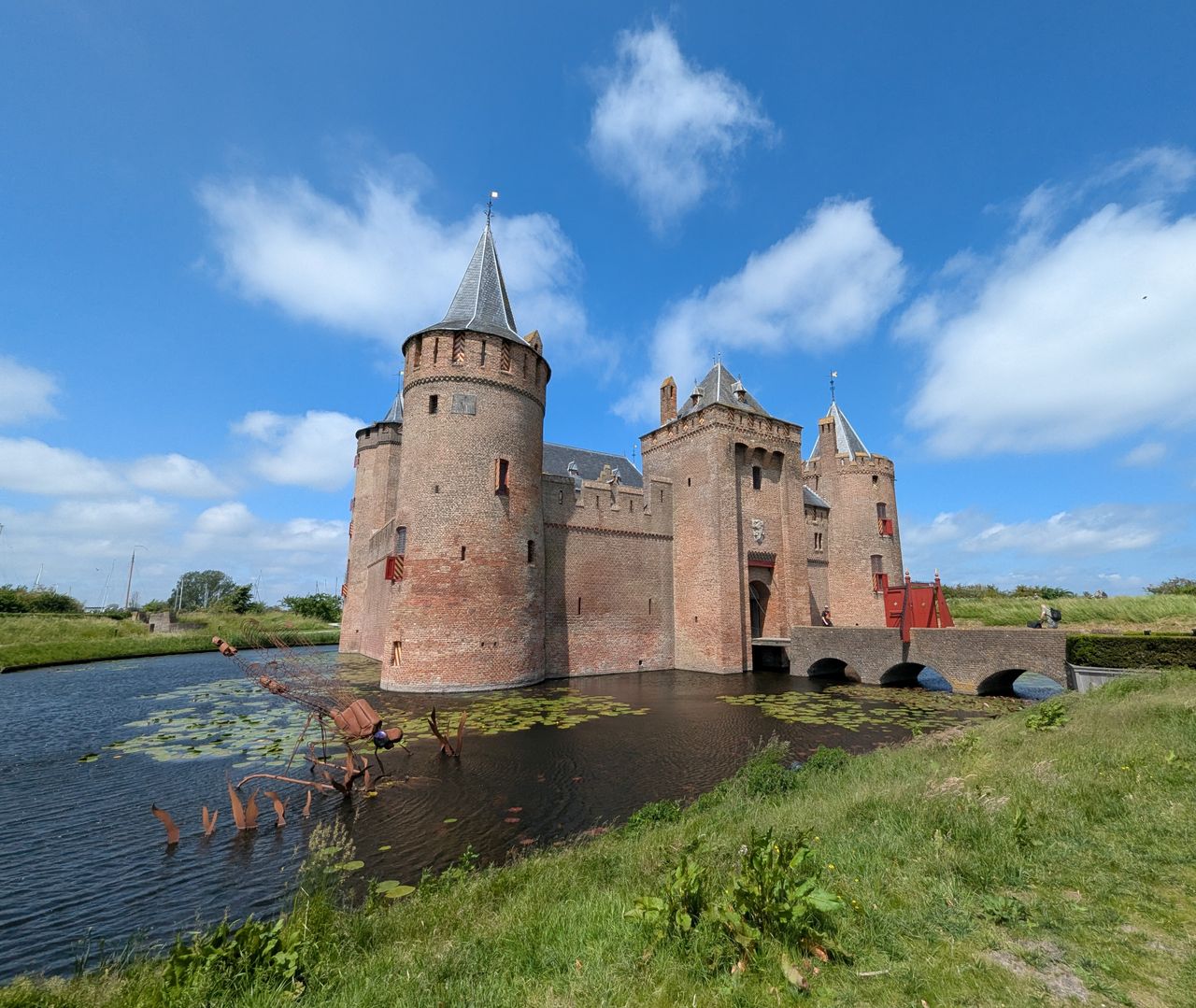 Castillo de Muiderslot en Muiden, una fortaleza medieval rodeada por un foso y jardines históricos.