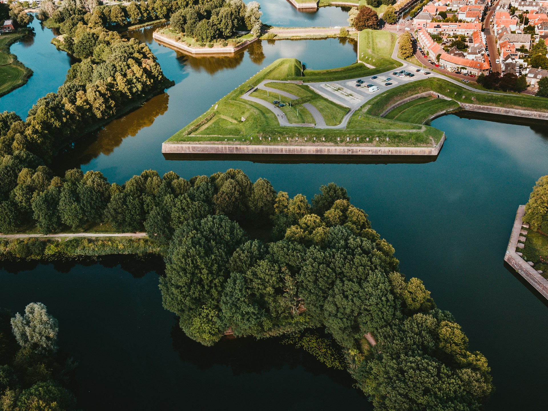 Vista aérea de las murallas en forma de estrella de Naarden, una de las ciudades fortificadas mejor conservadas de los Países Bajos.