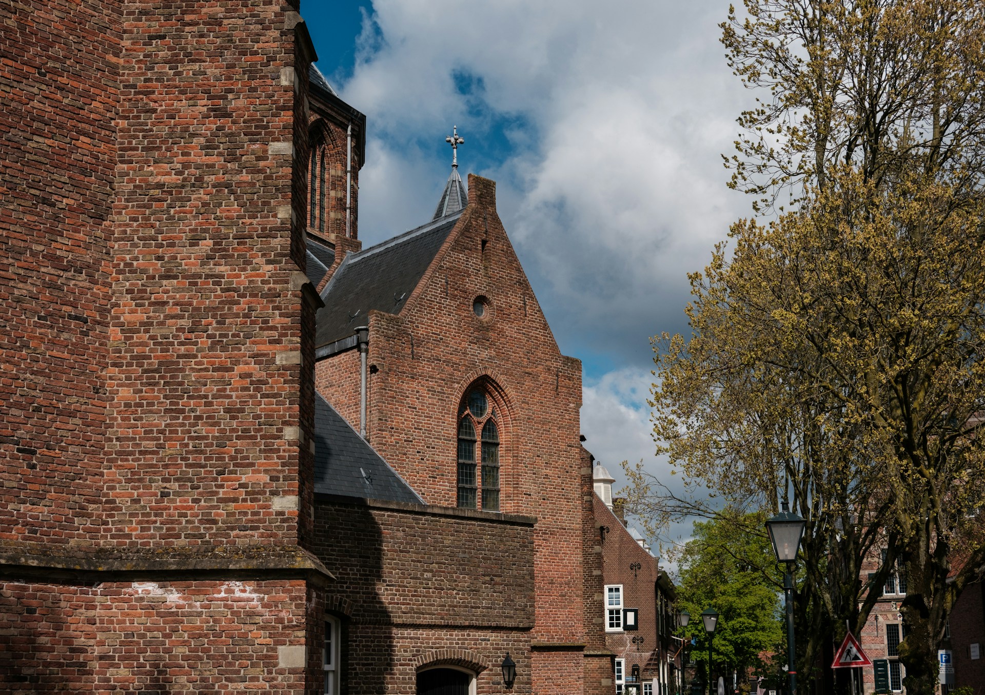 Fachada de la Grote Kerk de Naarden, una de las iglesias históricas más importantes de la ciudad fortificada.