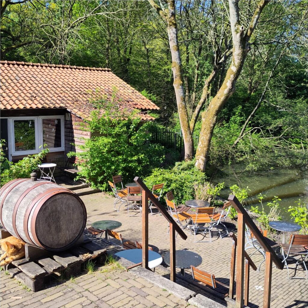 Terraza de Distilleerderij ’t Nieuwe Diep junto al Flevopark.