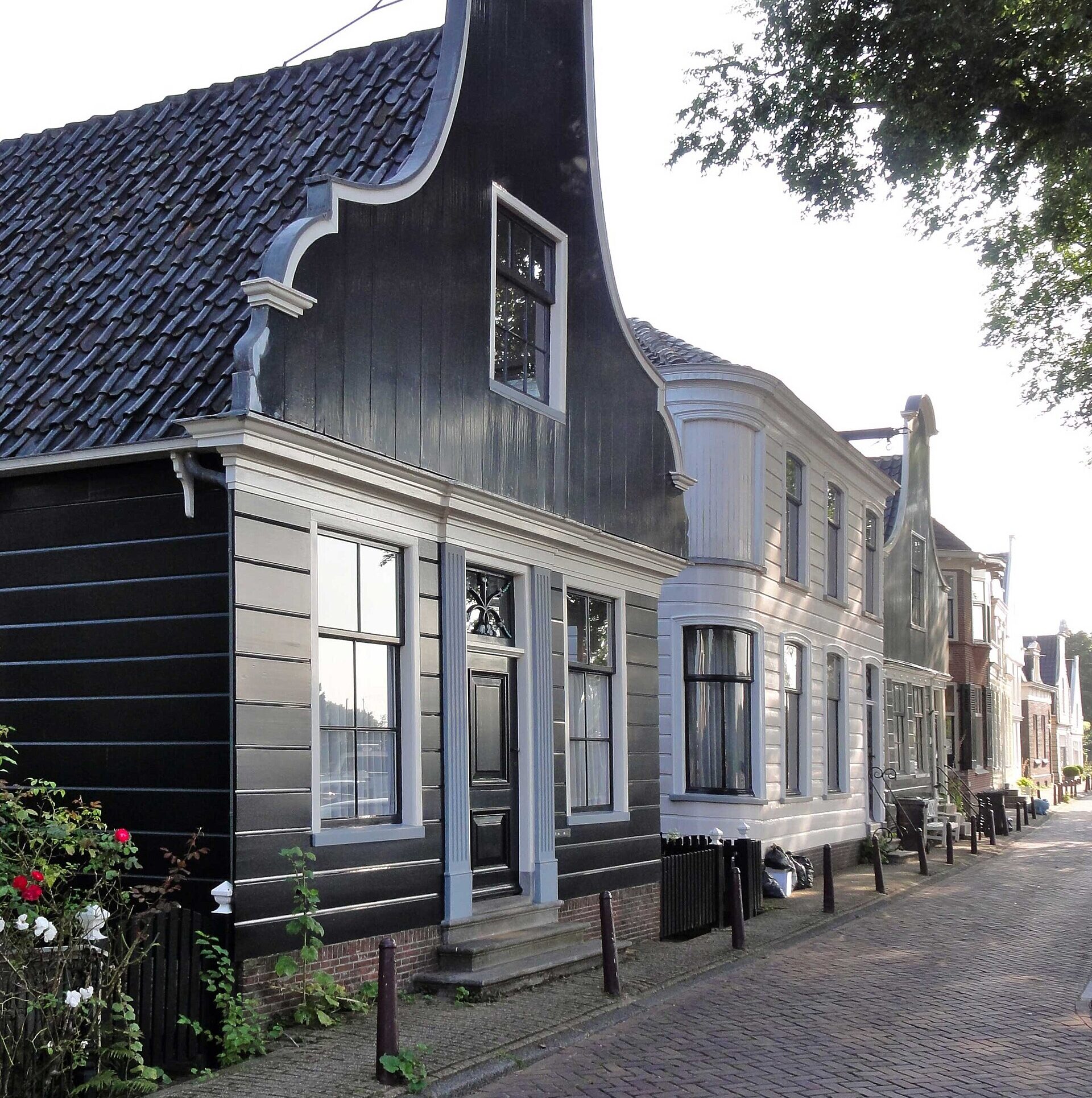Casas tradicionales de Nieuwendam en una calle residencial tranquila, uno de los barrios más auténticos de Ámsterdam.