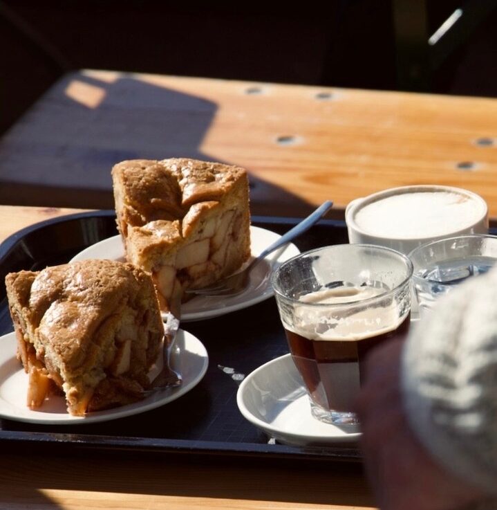 Porción de appeltaart de Winkel 43 sobre un plato, una de las tartas de manzana más famosas de Ámsterdam.
