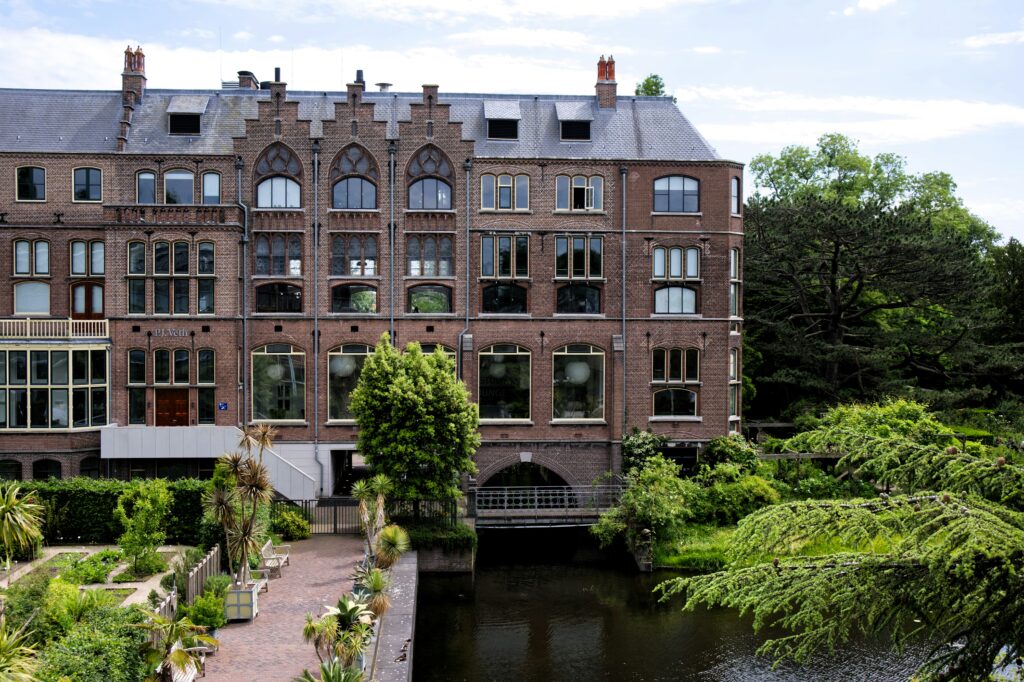 Edificio histórico de la Universidad de Leiden, una de las instituciones académicas más antiguas y prestigiosas de los Países Bajos.