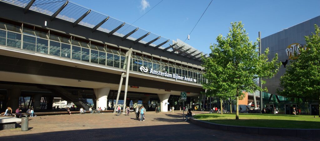 Salida de una estación de metro en Bijlmer, Ámsterdam, integrada en el paisaje urbano del barrio.