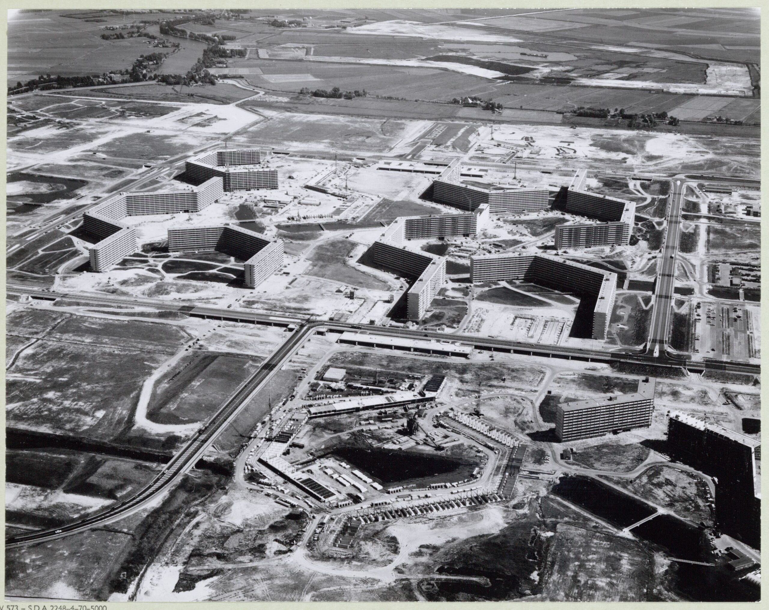 Imagen aérea histórica en blanco y negro de Bijlmermeer en sus primeros años, con los grandes bloques de viviendas recién construidos al sureste de Ámsterdam.