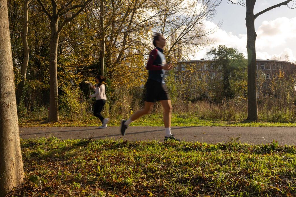 Corredor entrenando por Vondelpark, uno de los parques que forman parte del recorrido del Amsterdam Marathon.