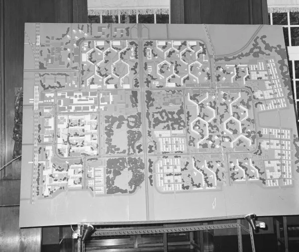Planos originales en blanco y negro de Bijlmermeer, con el diseño urbanístico de los bloques residenciales y la distribución del nuevo barrio de Ámsterdam.