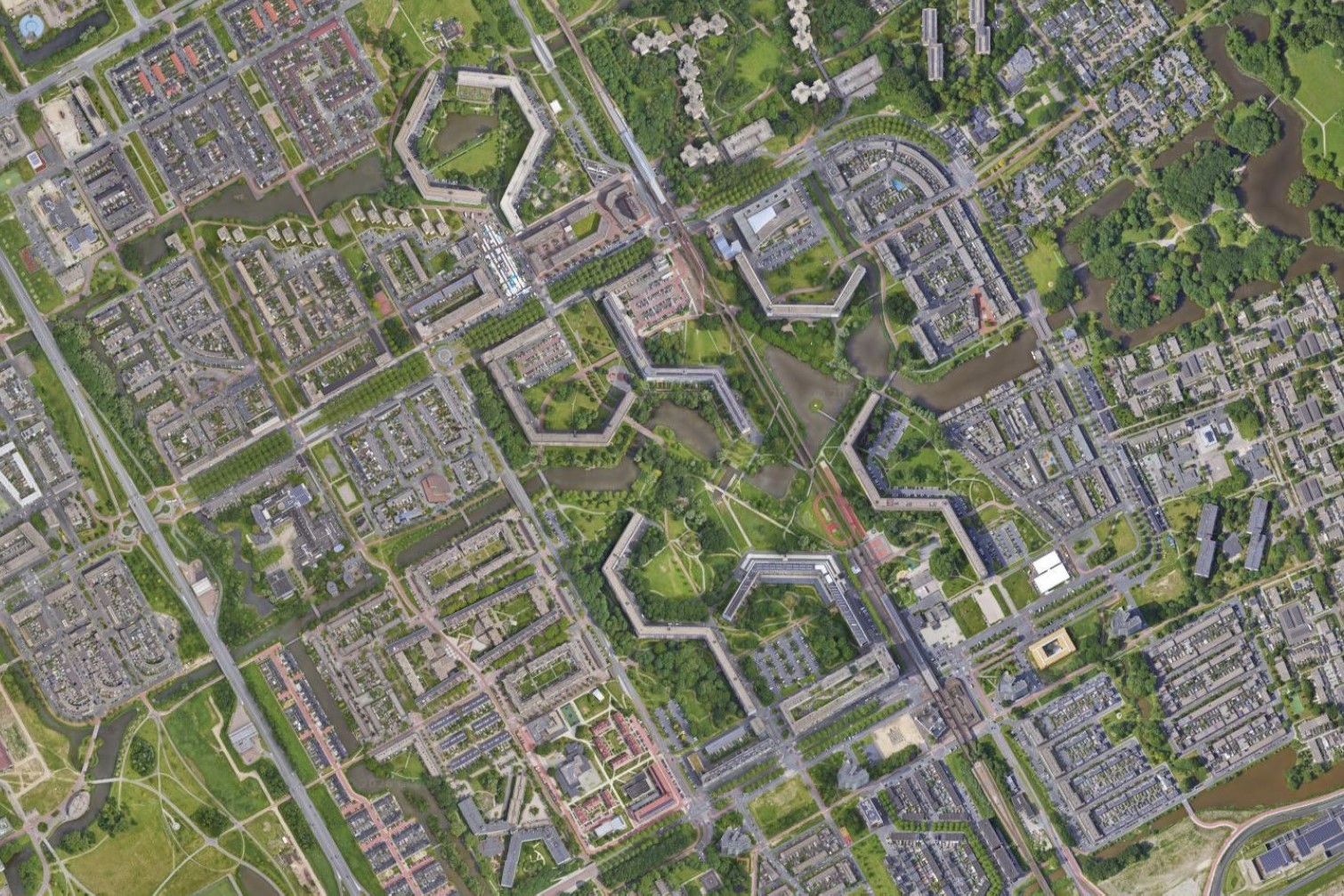 Vista aérea satelital de Bijlmer en la actualidad, donde se aprecia la distribución de sus edificios, zonas verdes y vías de comunicación.