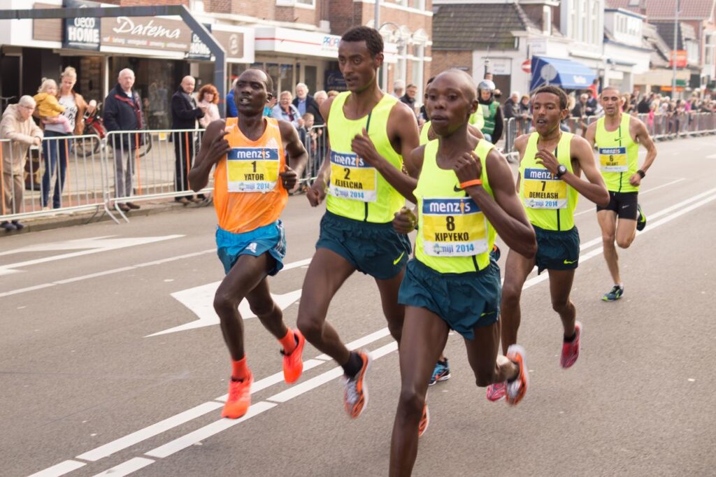 Corredores compitiendo en el Marathon de 2014 durante uno de los tramos de la carrera.
